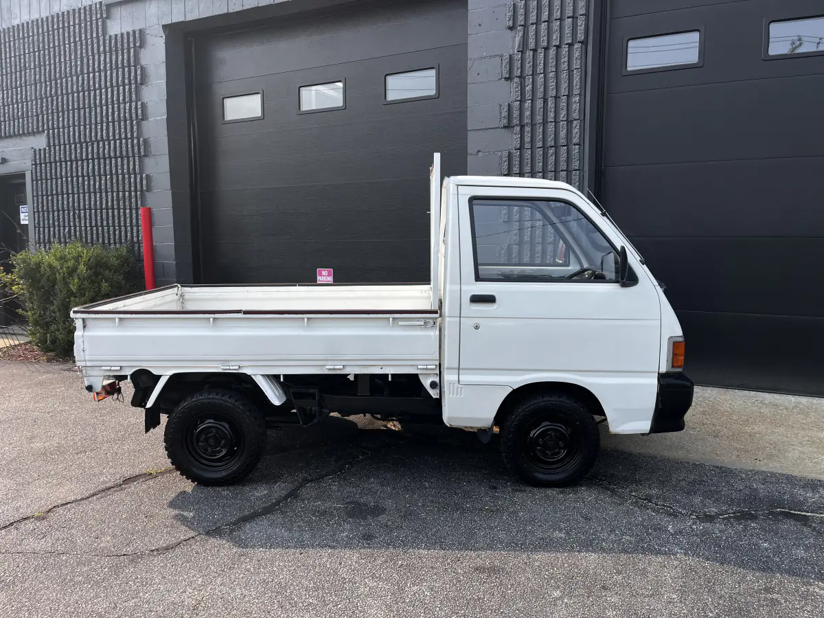 1993 Daihatsu Hijet, a Kei Truck, for sale at Northeast Auto Imports in Hudson, NH (photo 12 of 41)