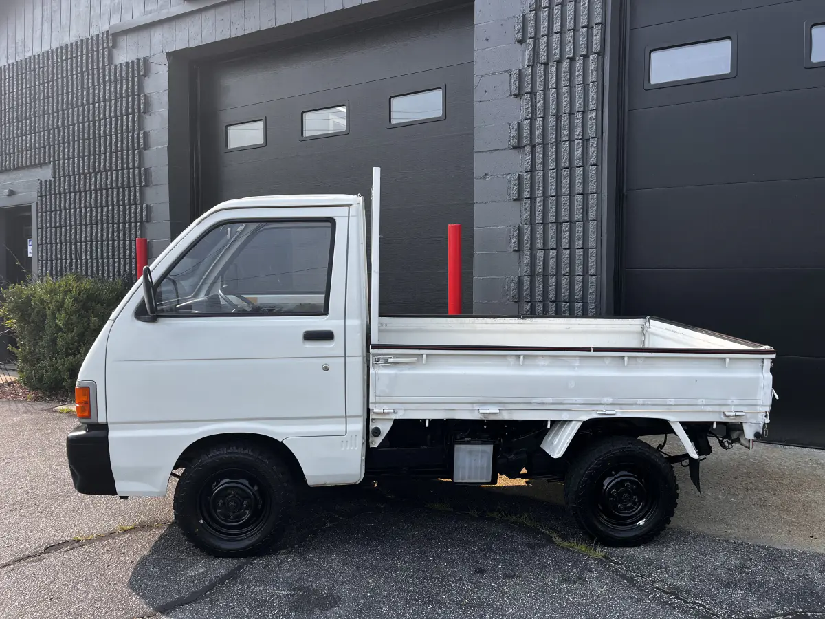 1993 Daihatsu Hijet, a Kei Truck, for sale at Northeast Auto Imports in Hudson, NH (photo 7 of 41)