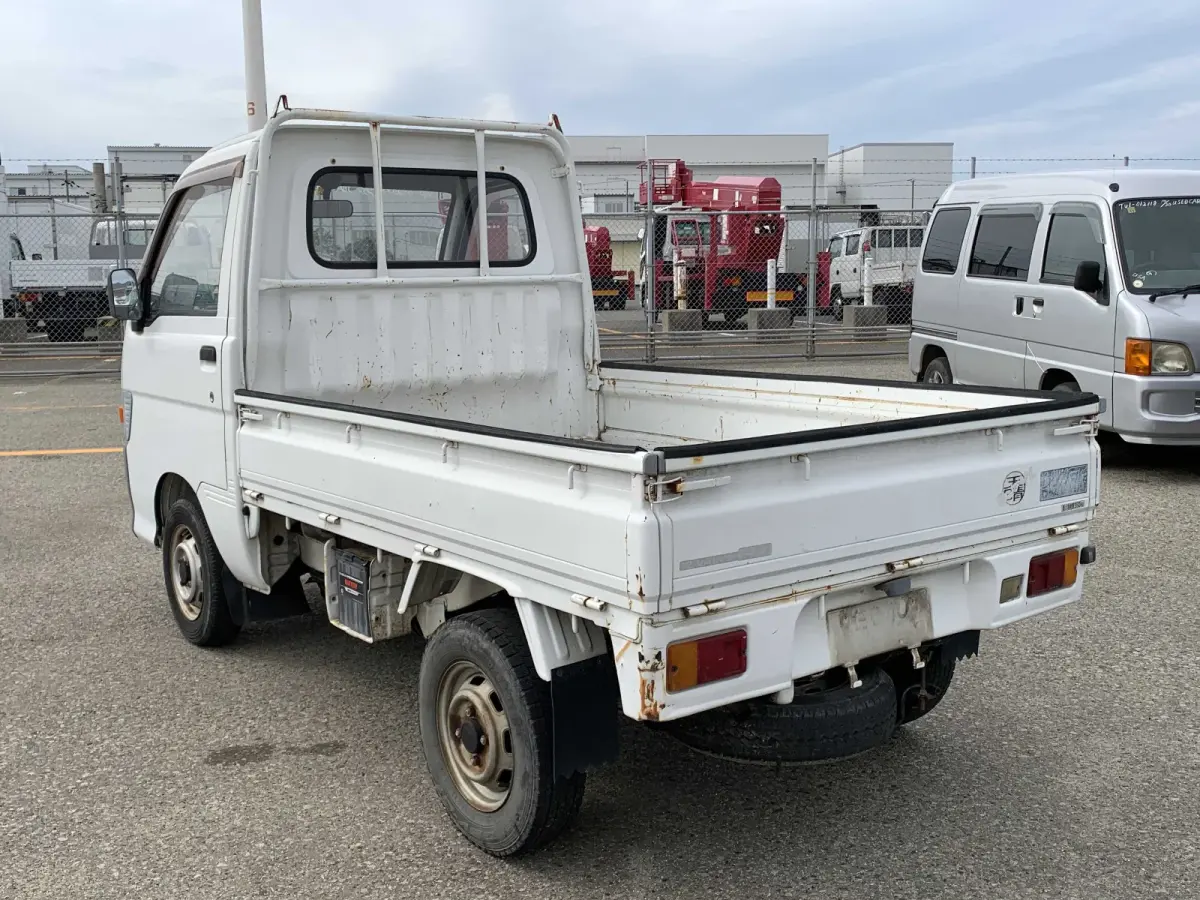 1995 Daihatsu Hijet, 2WD and AC + Automatic Transmission, a Kei Truck, for sale at Sunshine Imports in Austin, TX (photo 4 of 12)