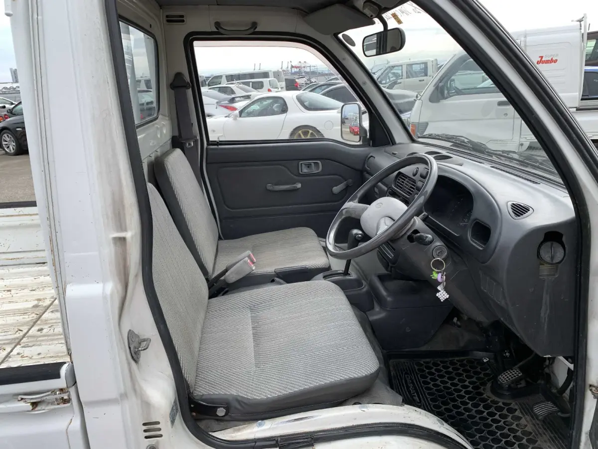 1995 Daihatsu Hijet, 2WD and AC + Automatic Transmission, a Kei Truck, for sale at Sunshine Imports in Austin, TX (photo 5 of 12)