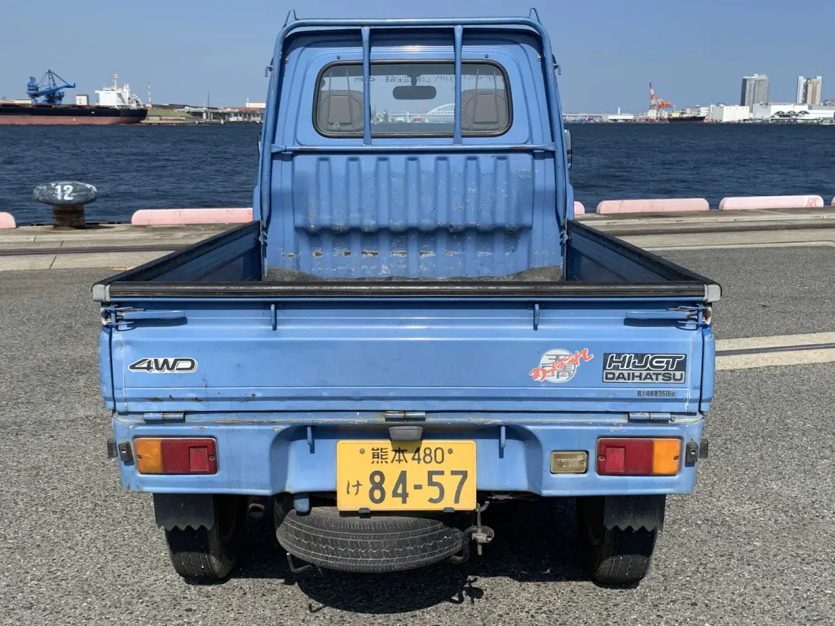 1995 Daihatsu Hijet, 4WD and AC, a Kei Truck, for sale at Sunshine Imports in Austin, TX (photo 4 of 12)