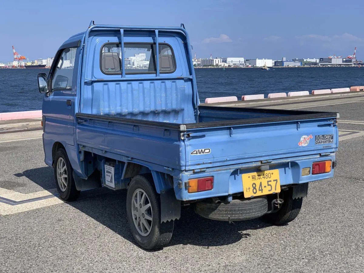 1995 Daihatsu Hijet, 4WD and AC, a Kei Truck, for sale at Sunshine Imports in Austin, TX (photo 5 of 12)