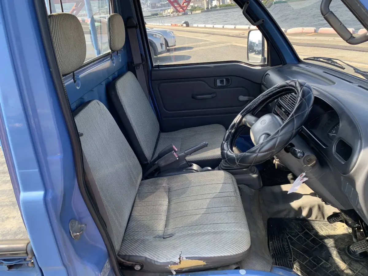 1995 Daihatsu Hijet, 4WD and AC, a Kei Truck, for sale at Sunshine Imports in Austin, TX (photo 7 of 12)