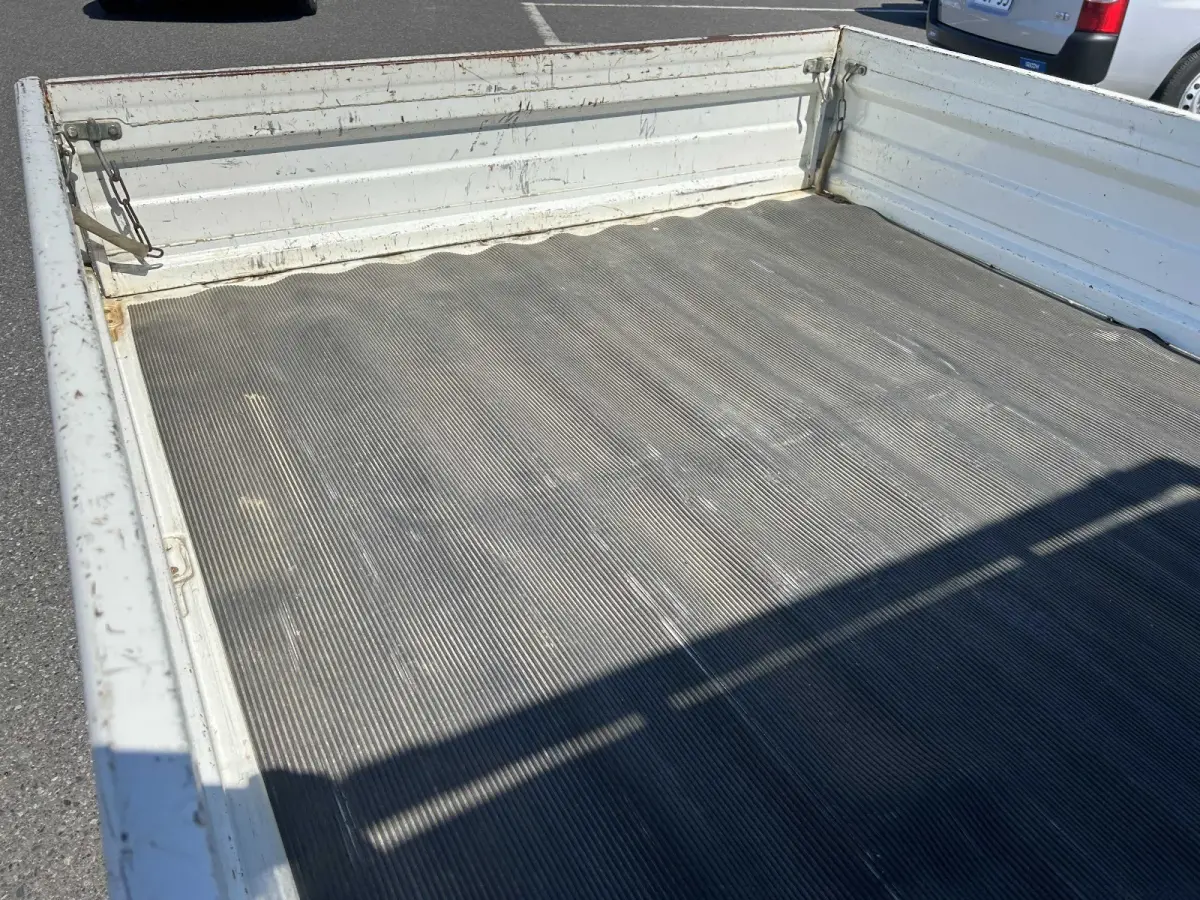 1995 Subaru Sambar, 4WD and AC, a Kei Truck, for sale at Sunshine Imports in Austin, TX (photo 5 of 11)
