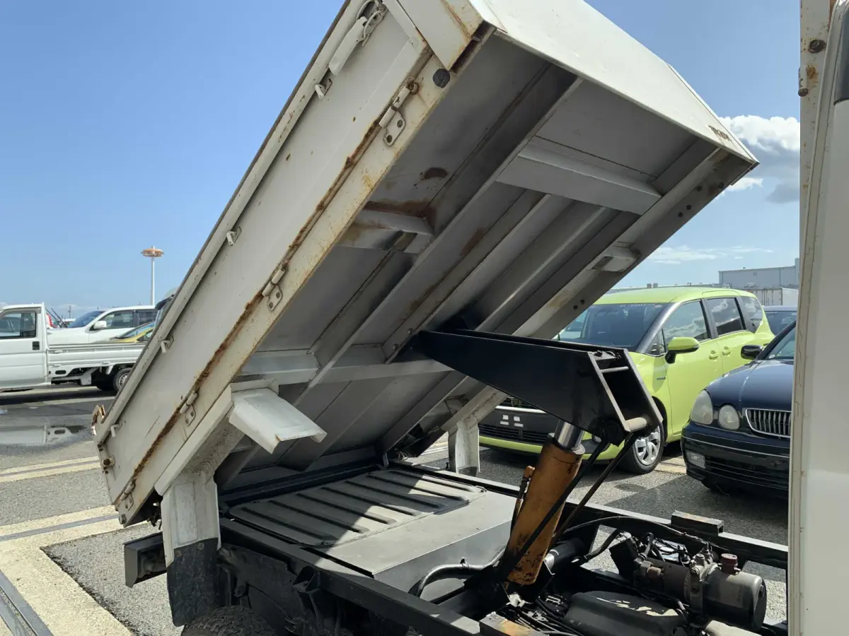 1995 Subaru Sambar Dump Truck, 4WD + AC, a Kei Truck, for sale at Sunshine Imports in Austin, TX (photo 9 of 12)