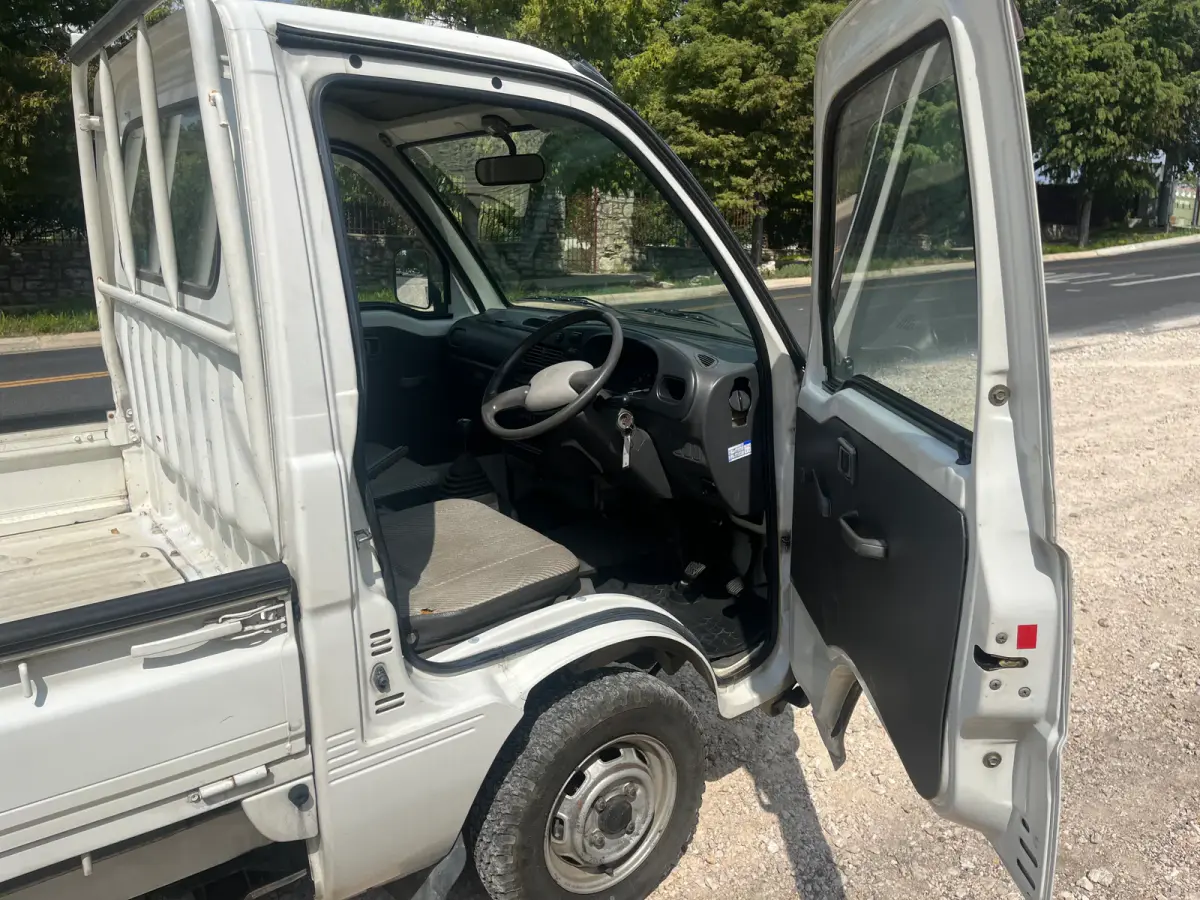 1996 Daihatsu Hijet, 4WD, a Kei Truck, for sale at Sunshine Imports in Austin, TX (photo 6 of 11)