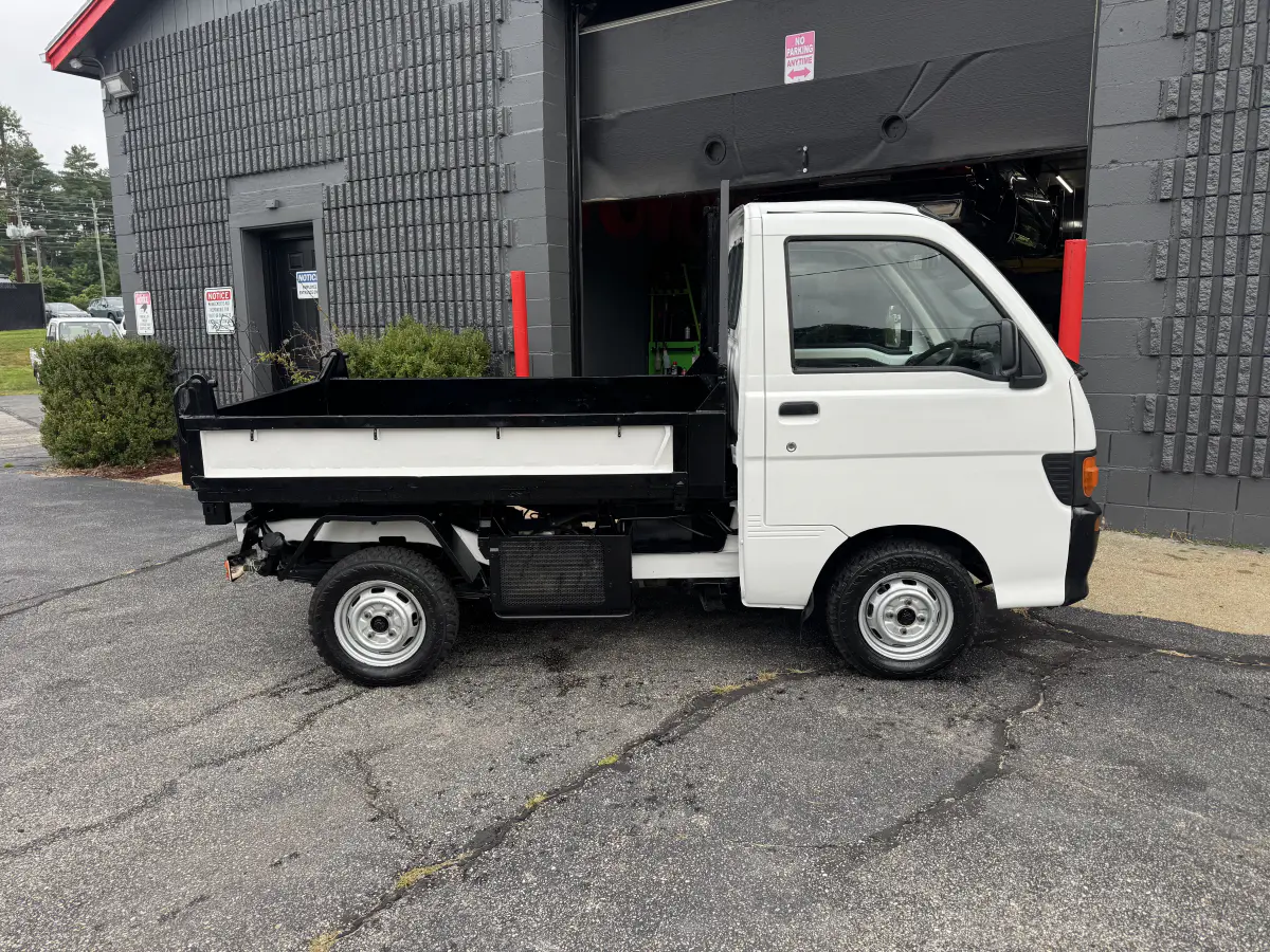 1996 Daihatsu Hijet, a Kei Truck, for sale at Northeast Auto Imports in Hudson, NH (photo 15 of 19)