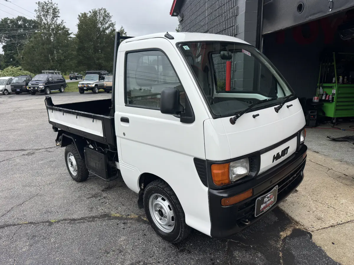 1996 Daihatsu Hijet, a Kei Truck, for sale at Northeast Auto Imports in Hudson, NH (photo 5 of 19)