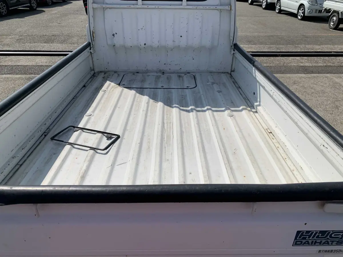 1997 Daihatsu Hijet, 2WD and AC, a Kei Truck, for sale at Sunshine Imports in Austin, TX (photo 5 of 12)