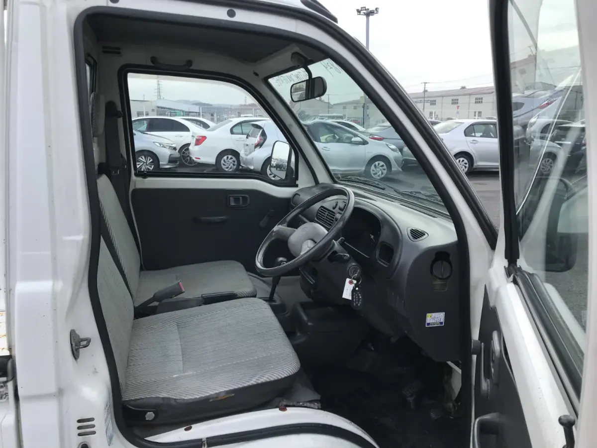 1998 Daihatsu Hijet, 2WD and AC + Automatic, a Kei Truck, for sale at Sunshine Imports in Austin, TX (photo 5 of 11)