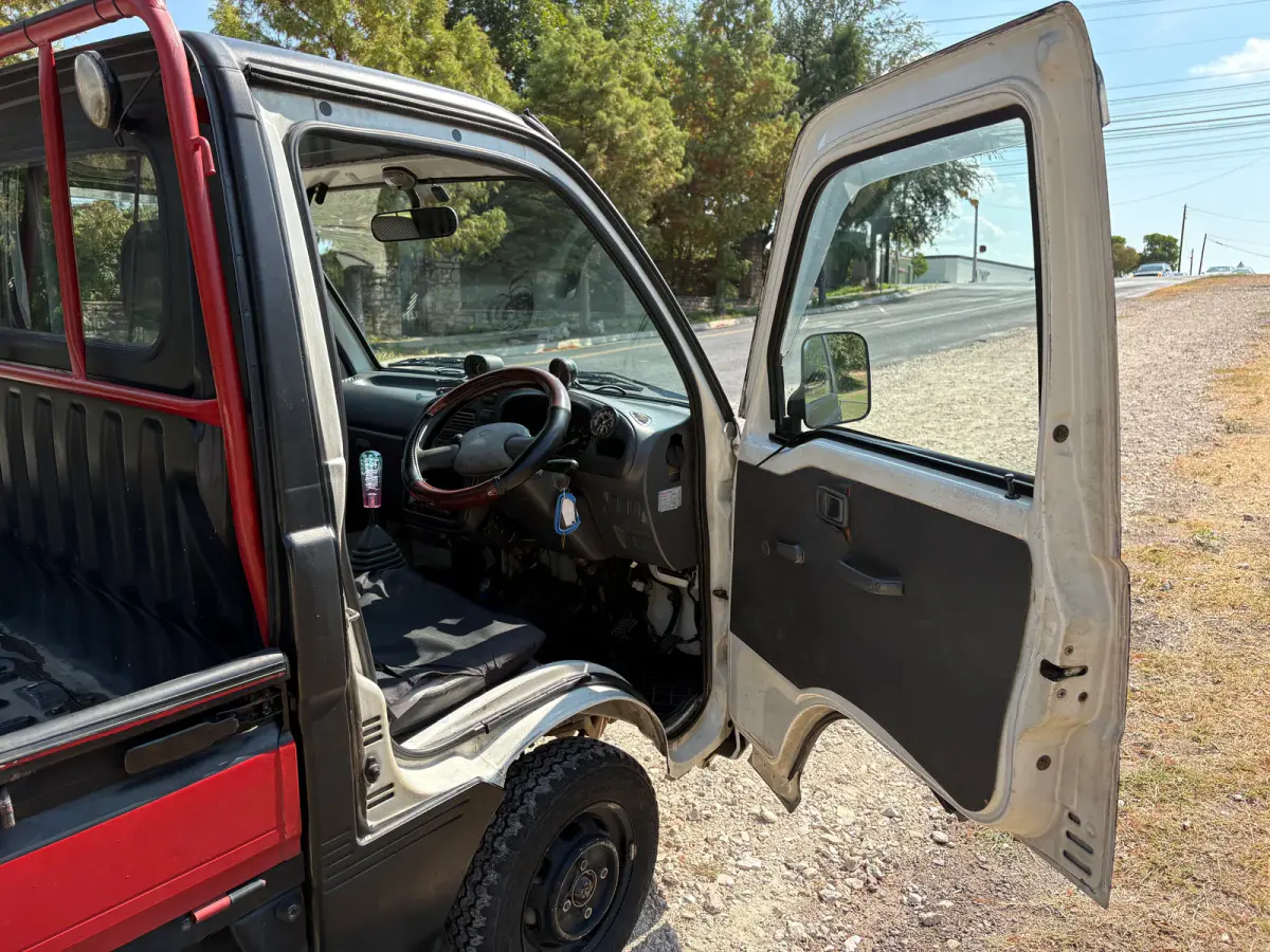 1998 Daihatsu Hijet, 4WD + AC, a Kei Truck, for sale at Sunshine Imports in Austin, TX (photo 6 of 12)