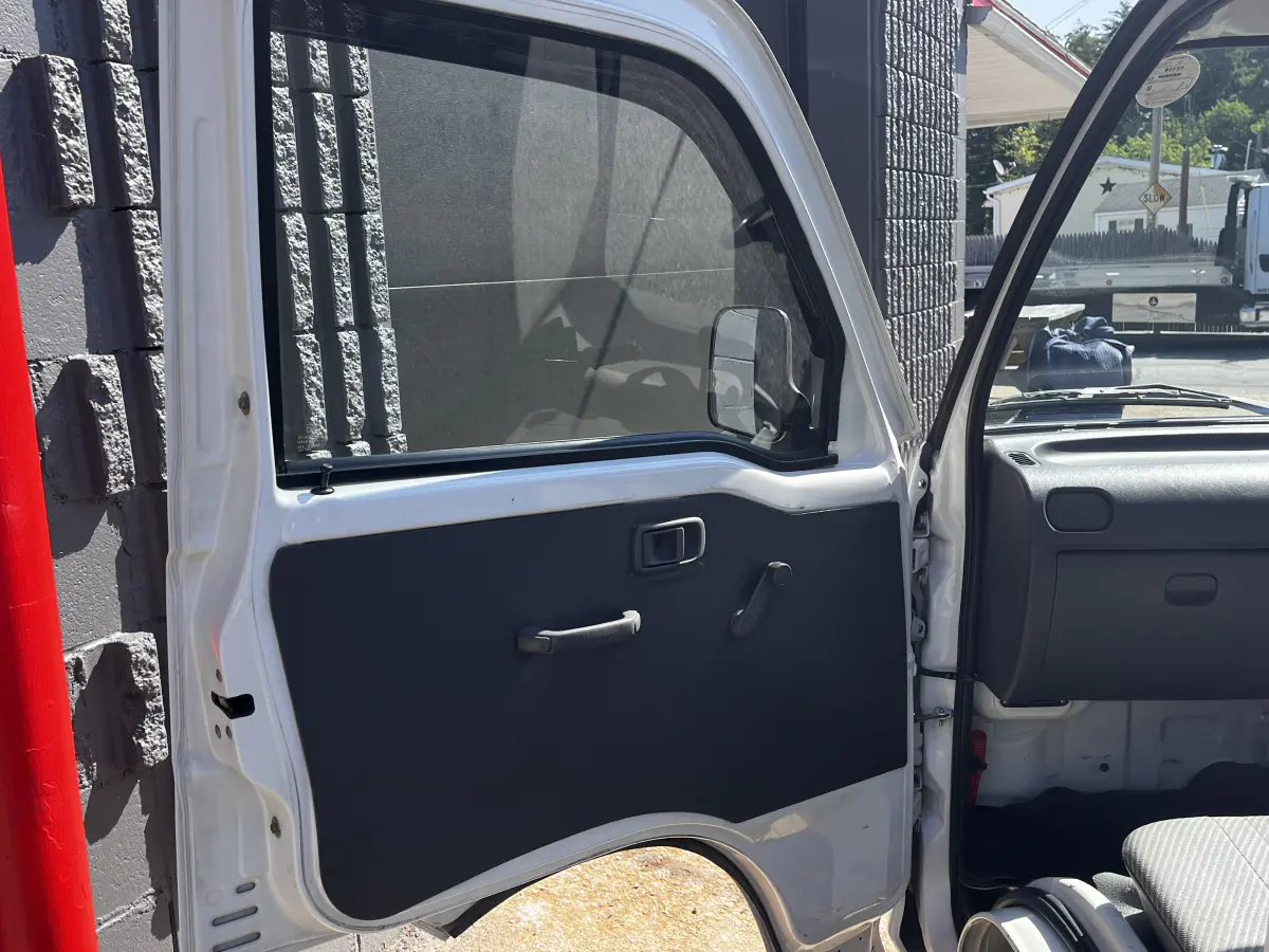 1998 Daihatsu Hijet, a Kei Truck, for sale at Northeast Auto Imports in Hudson, NH (photo 17 of 33)