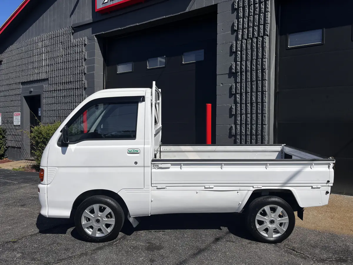 1998 Daihatsu Hijet, a Kei Truck, for sale at Northeast Auto Imports in Hudson, NH (photo 4 of 33)