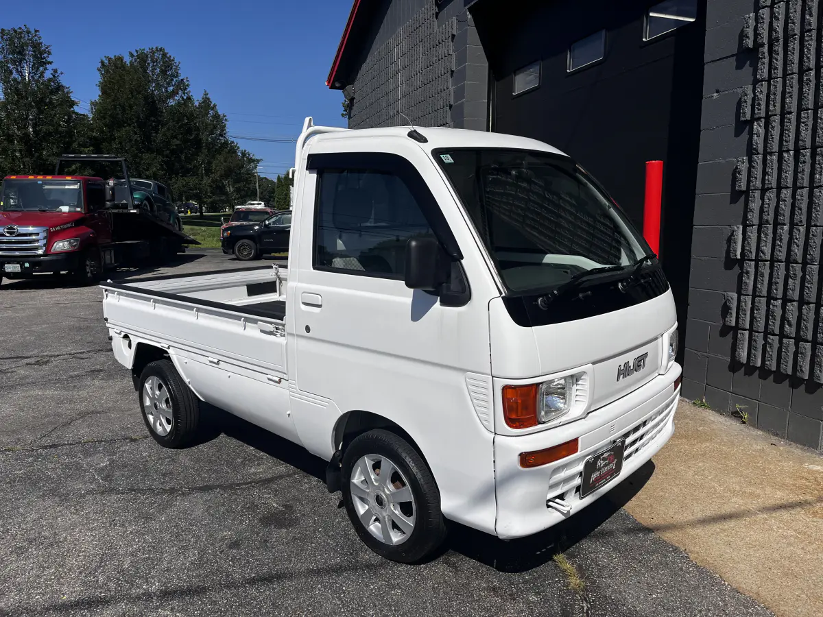 1998 Daihatsu Hijet, a Kei Truck, for sale at Northeast Auto Imports in Hudson, NH (photo 8 of 33)