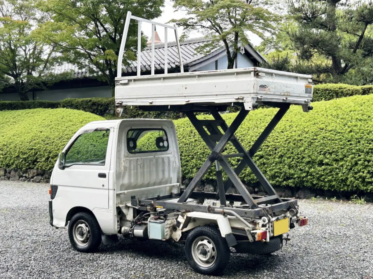 1998 Daihatsu Hijet Scissor Dump, a Kei Truck, for sale at Street Legal Mini Trucks in Philadelphia, PA (photo 4 of 10)