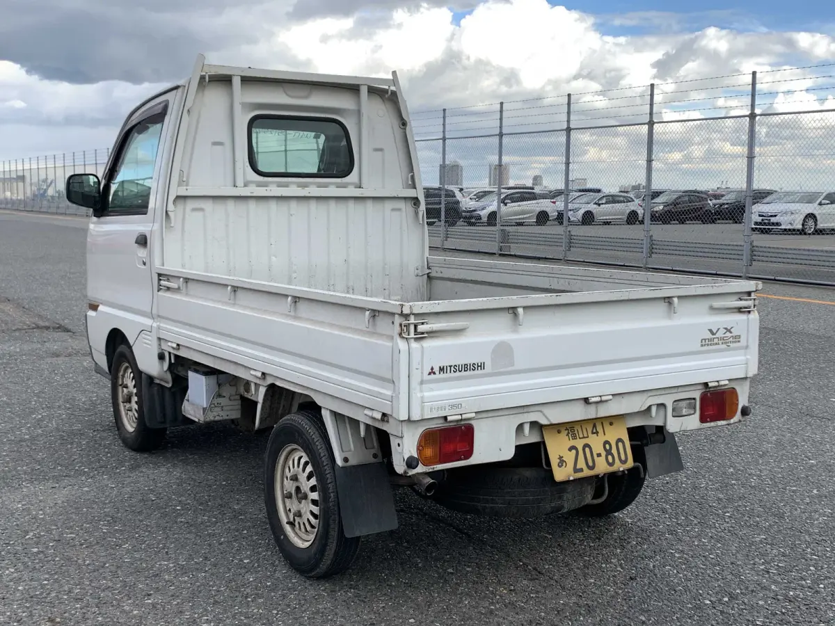 1998 Mitsubishi Minicab, 2WD + AC, a Kei Truck, for sale at Sunshine Imports in Austin, TX (photo 3 of 11)
