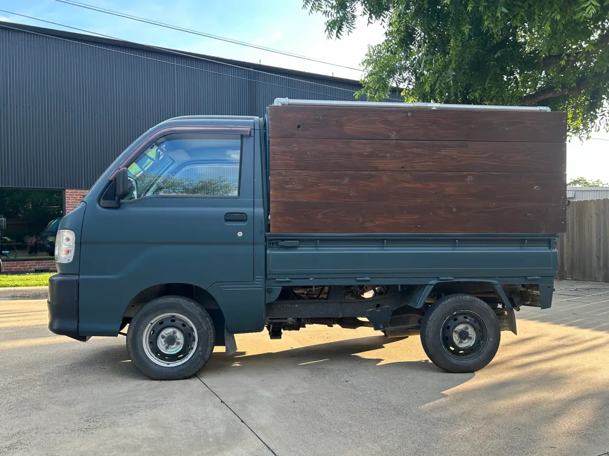 1999 Daihatsu Hijet, 2WD + AC, a Kei Truck, for sale at Sunshine Imports in Austin, TX (photo 4 of 9)