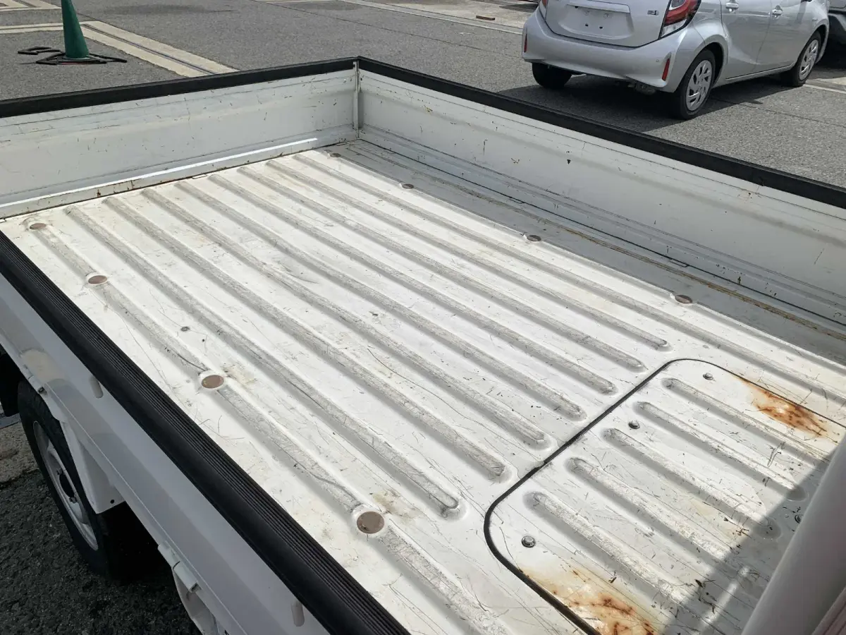 1999 Daihatsu Hijet, 2WD and AC, a Kei Truck, for sale at Sunshine Imports in Austin, TX (photo 6 of 11)
