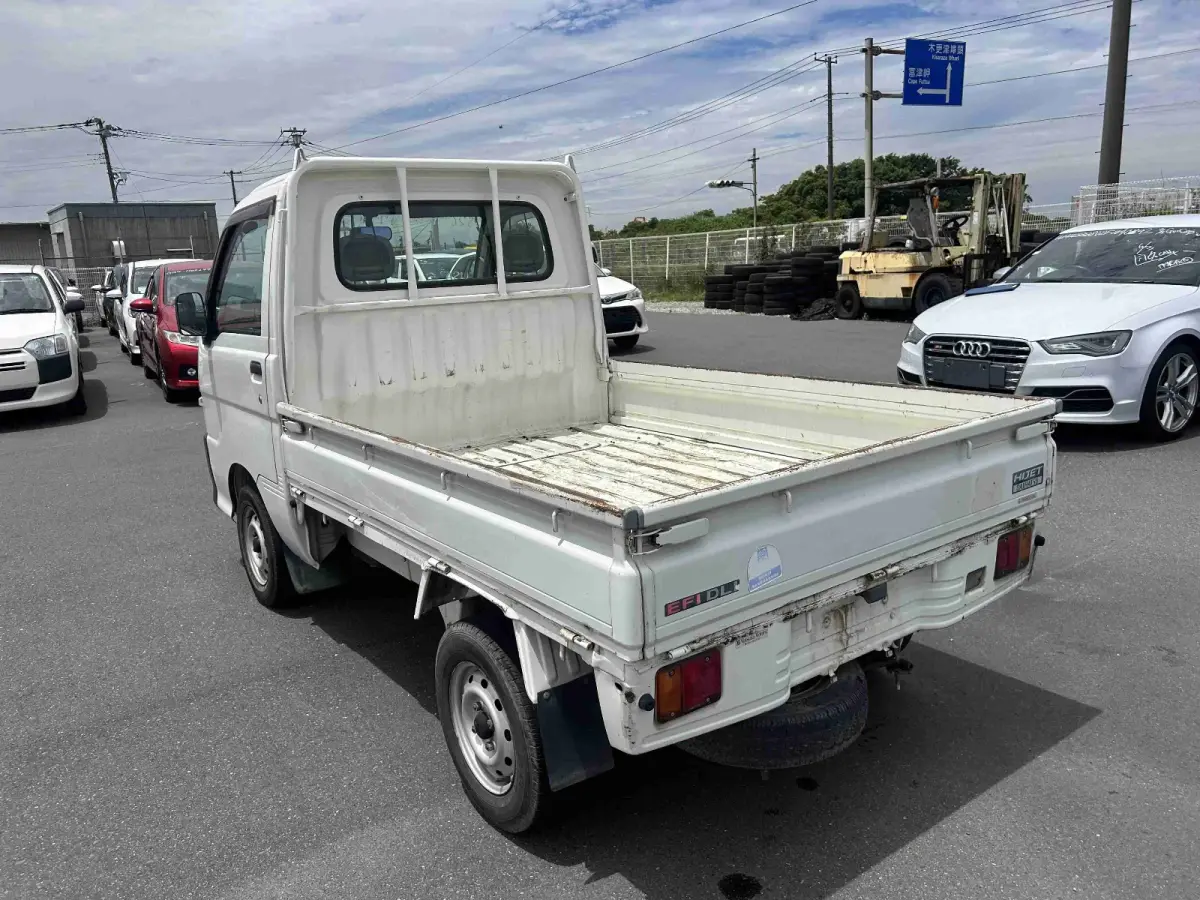 1999 Daihatsu Hijet, 2WD and AC, a Kei Truck, for sale at Sunshine Imports in Austin, TX (photo 4 of 8)