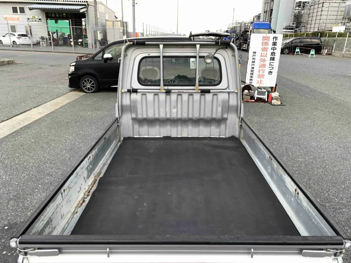 1999 Daihatsu Hijet, 4WD + AC, a Kei Truck, for sale at Sunshine Imports in Austin, TX (photo 4 of 12)