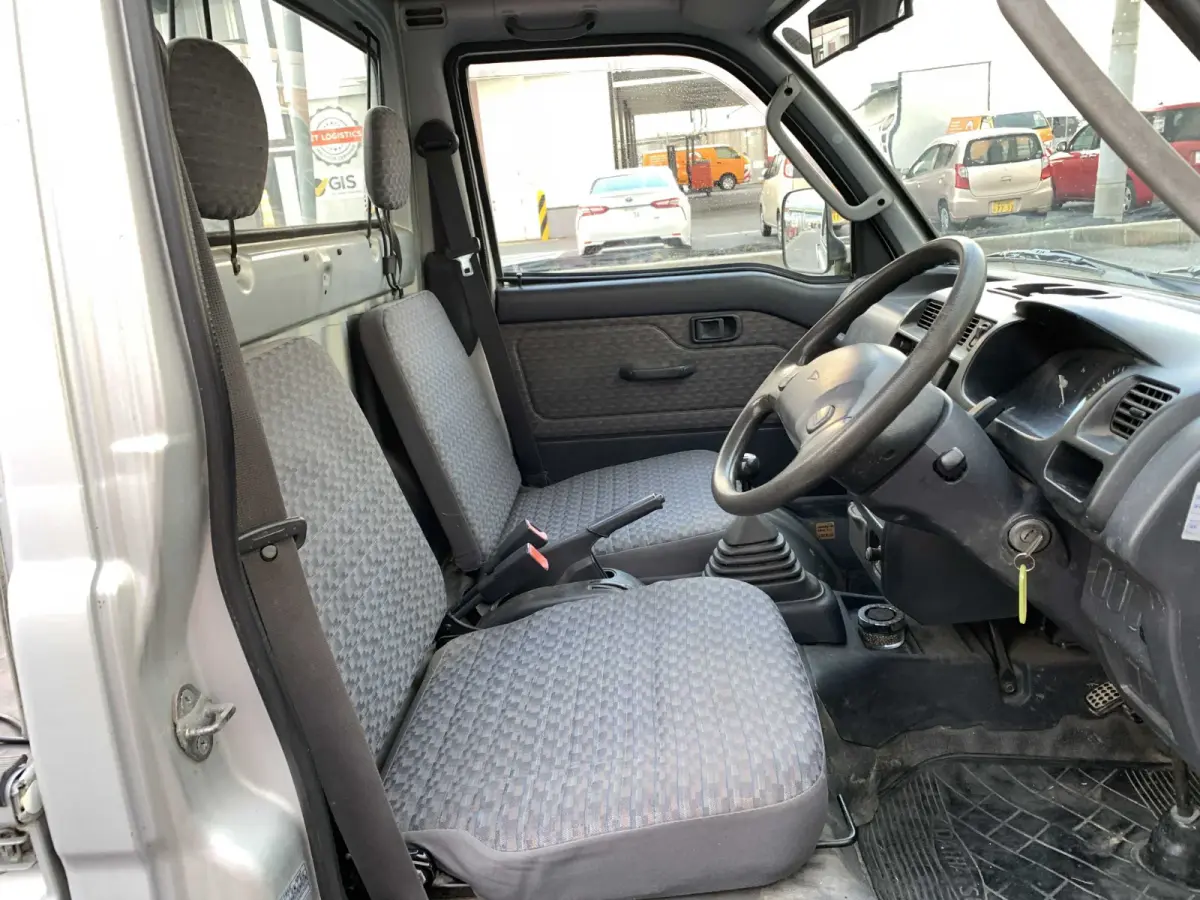 1999 Daihatsu Hijet, 4WD + AC, a Kei Truck, for sale at Sunshine Imports in Austin, TX (photo 6 of 12)