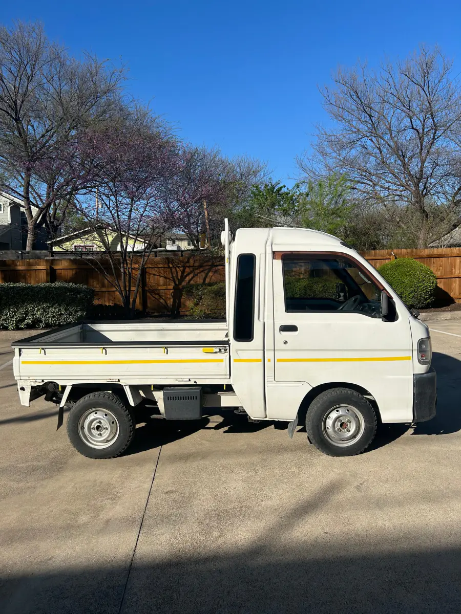 1999 Daihatsu Hijet Jumbo, 2WD + AC, a Kei Truck, for sale at Sunshine Imports in Austin, TX (photo 3 of 10)