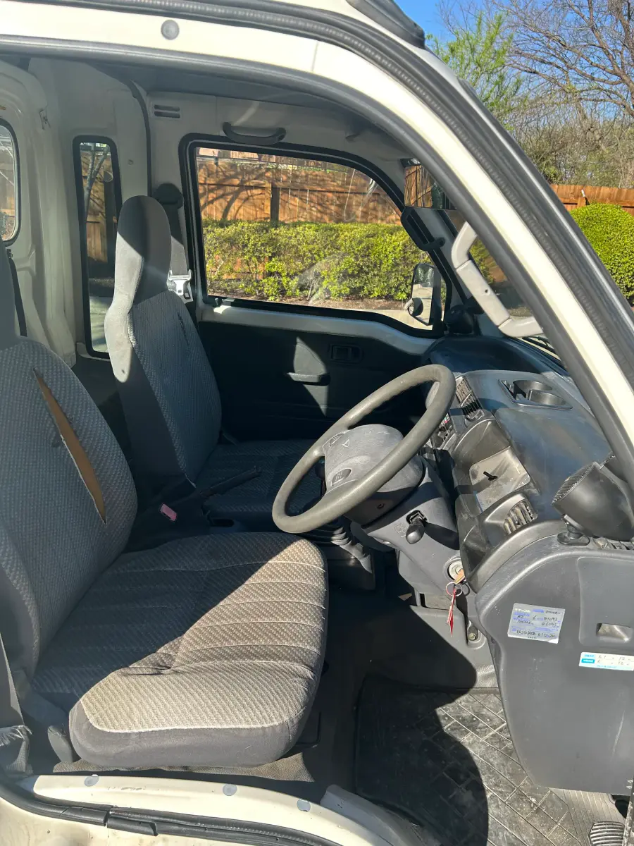 1999 Daihatsu Hijet Jumbo, 2WD + AC, a Kei Truck, for sale at Sunshine Imports in Austin, TX (photo 8 of 10)