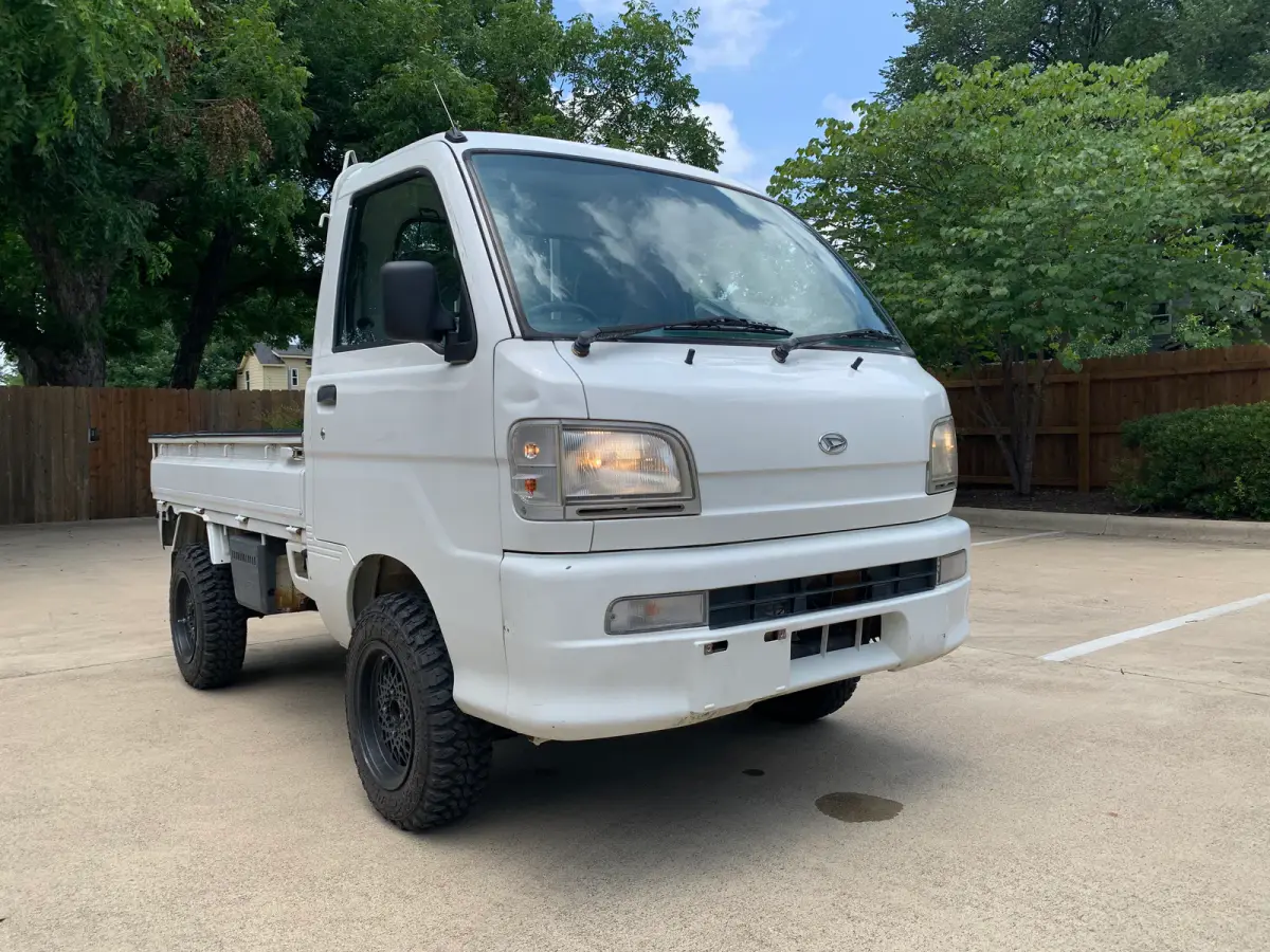2000 Daihatsu Hijet, 4WD + AC, Automatic, a Kei Truck, for sale at Sunshine Imports in Austin, TX (photo 1 of 10)