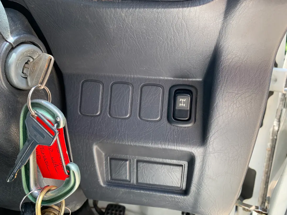 2000 Daihatsu Hijet, 4WD + AC, Automatic, a Kei Truck, for sale at Sunshine Imports in Austin, TX (photo 10 of 10)