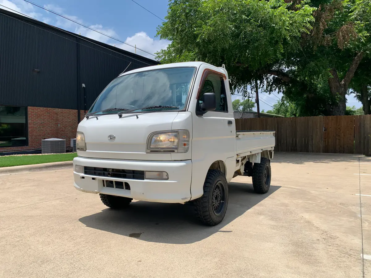 2000 Daihatsu Hijet, 4WD + AC, Automatic, a Kei Truck, for sale at Sunshine Imports in Austin, TX (photo 2 of 10)