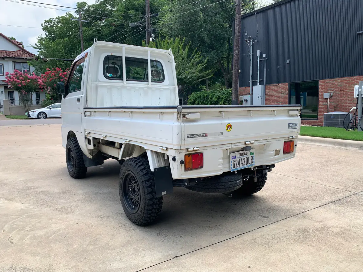 2000 Daihatsu Hijet, 4WD + AC, Automatic, a Kei Truck, for sale at Sunshine Imports in Austin, TX (photo 4 of 10)