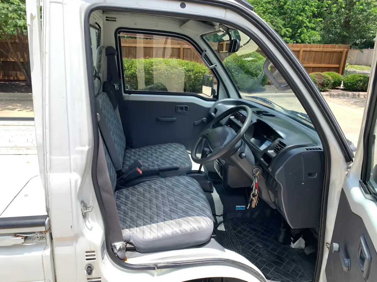 2000 Daihatsu Hijet, 4WD + AC, Automatic, a Kei Truck, for sale at Sunshine Imports in Austin, TX (photo 6 of 10)