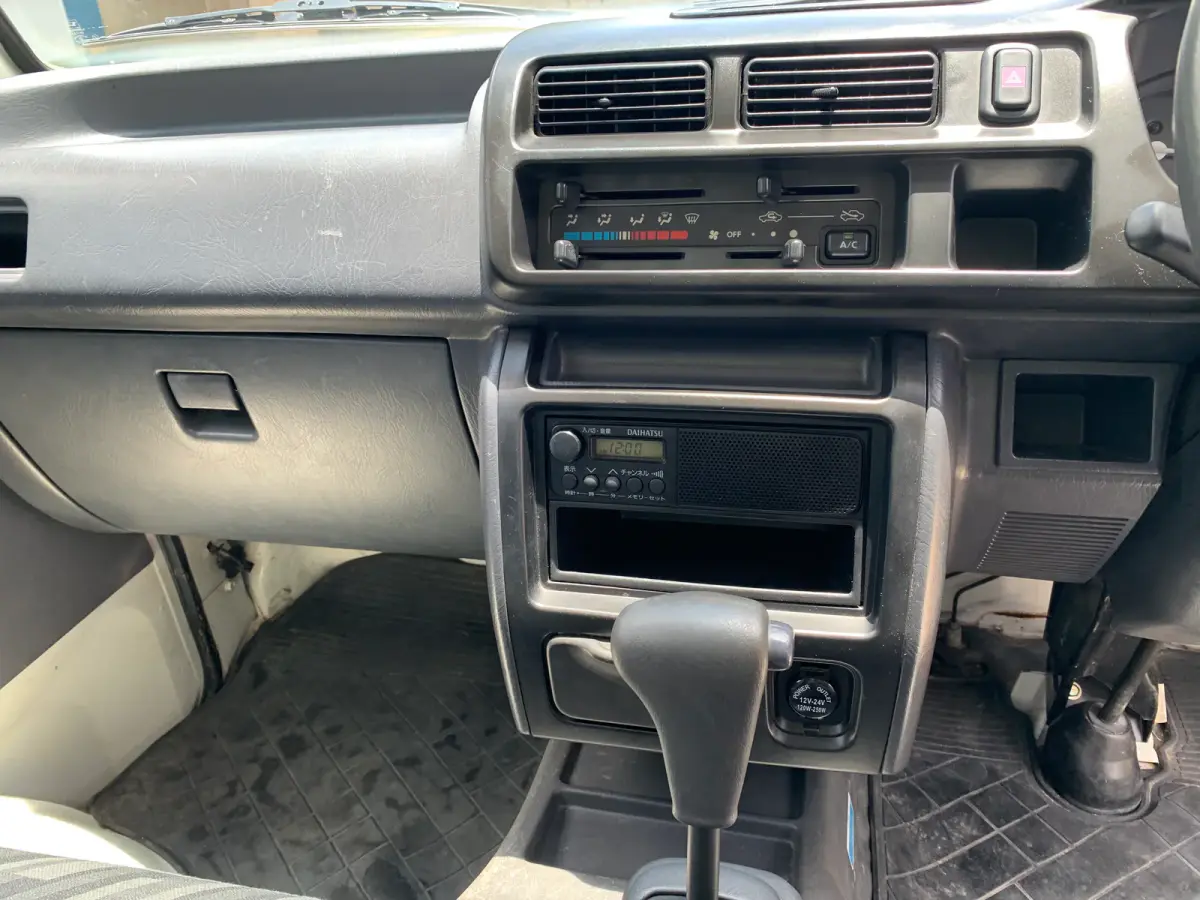 2000 Daihatsu Hijet, 4WD + AC, Automatic, a Kei Truck, for sale at Sunshine Imports in Austin, TX (photo 7 of 10)