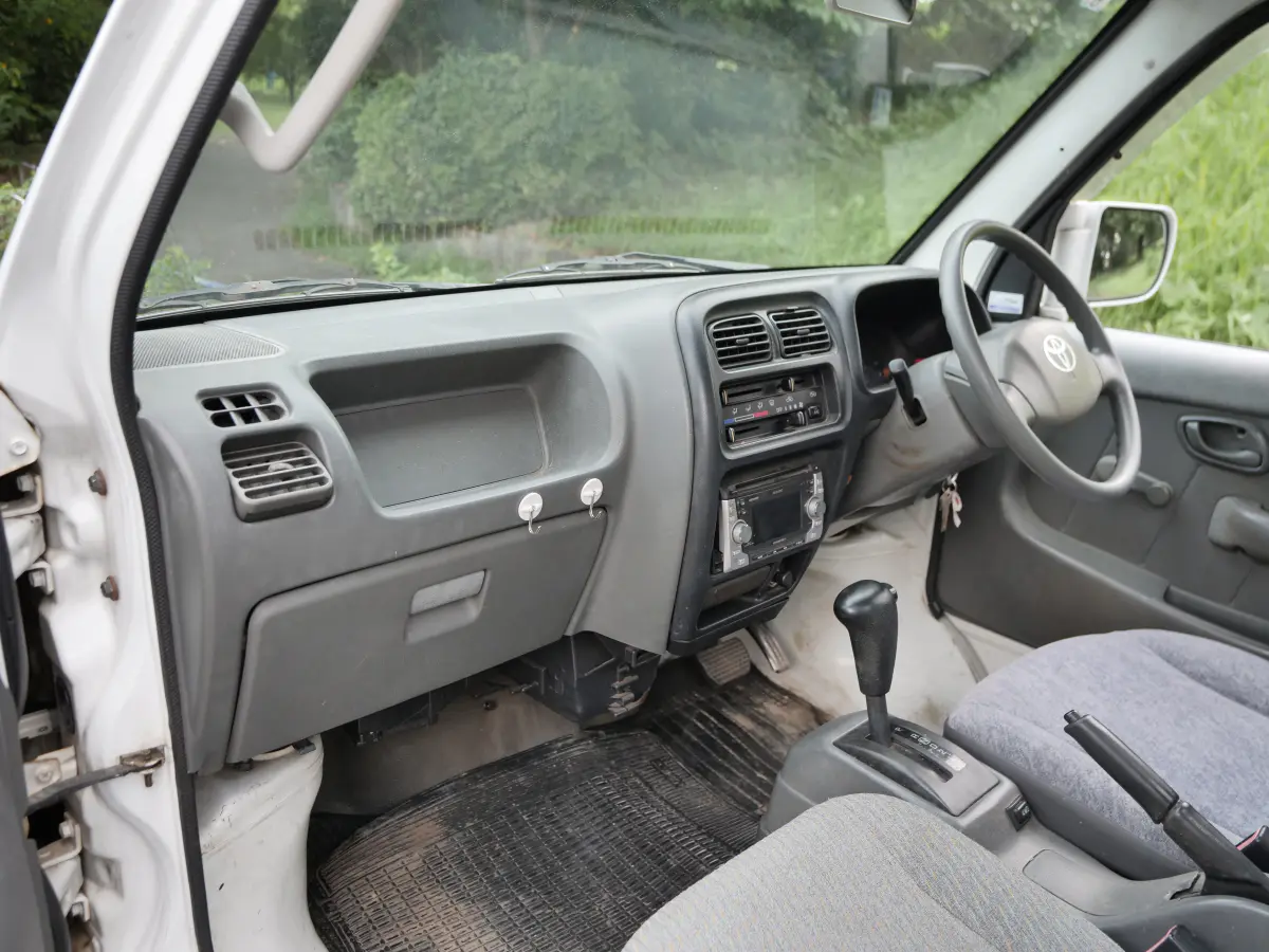 2000 Suzuki Carry, a Kei Truck, for sale at Northeast Auto Imports in Hudson, NH (photo 15 of 31)