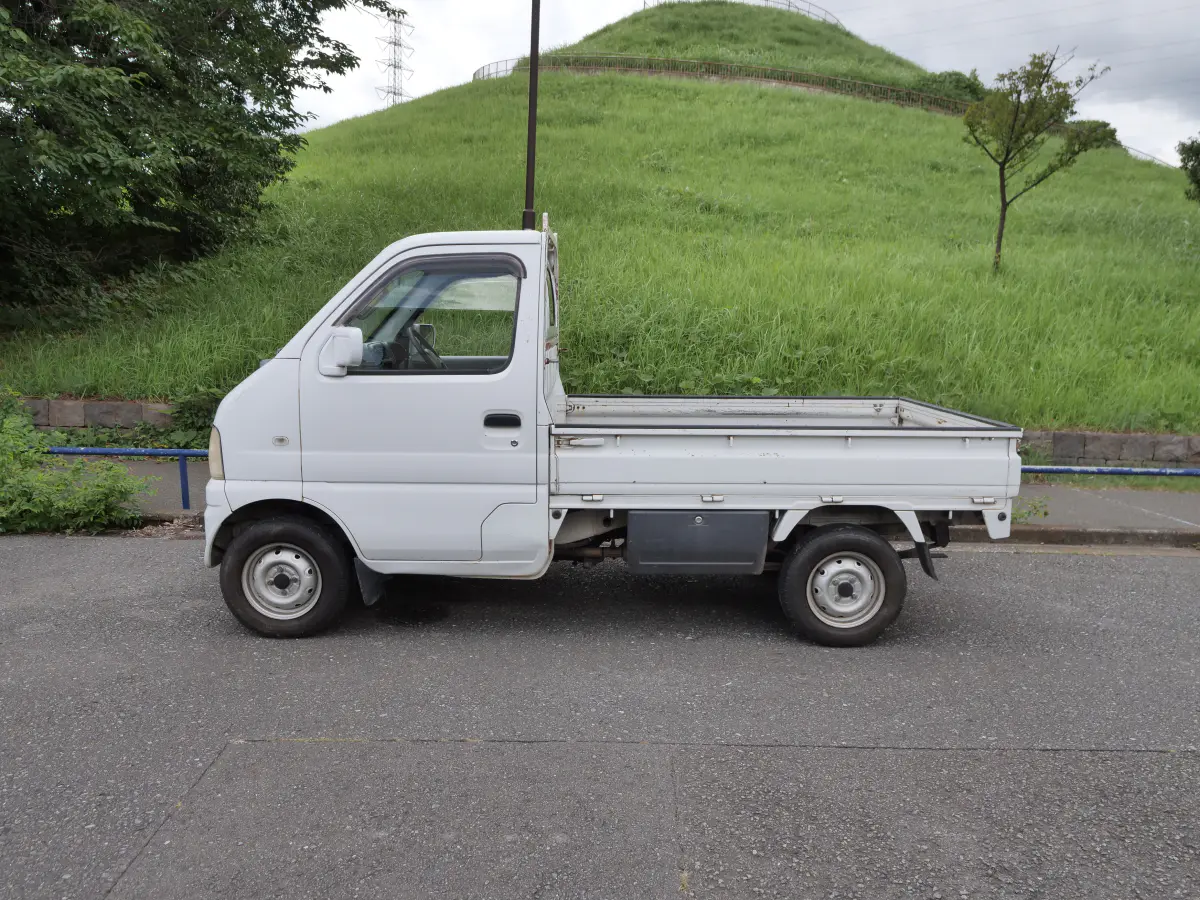 2000 Suzuki Carry, a Kei Truck, for sale at Northeast Auto Imports in Hudson, NH (photo 8 of 31)