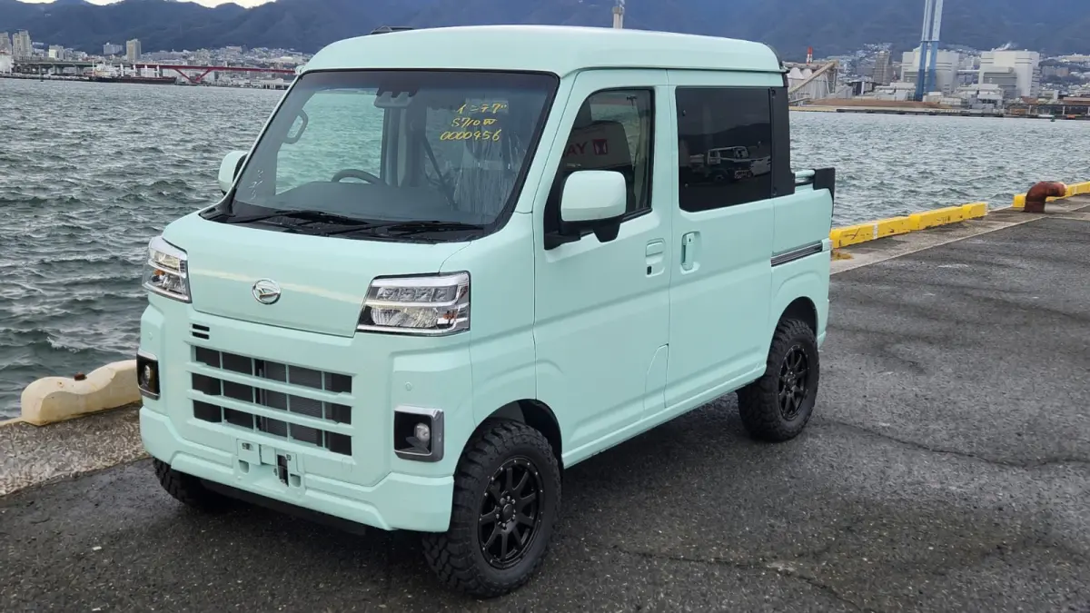 2022 Daihatsu Hijet Deck Van, an ice off-road Kei Truck, for sale at Mini Monsters USA in St. George, UT (photo 9 of 12)